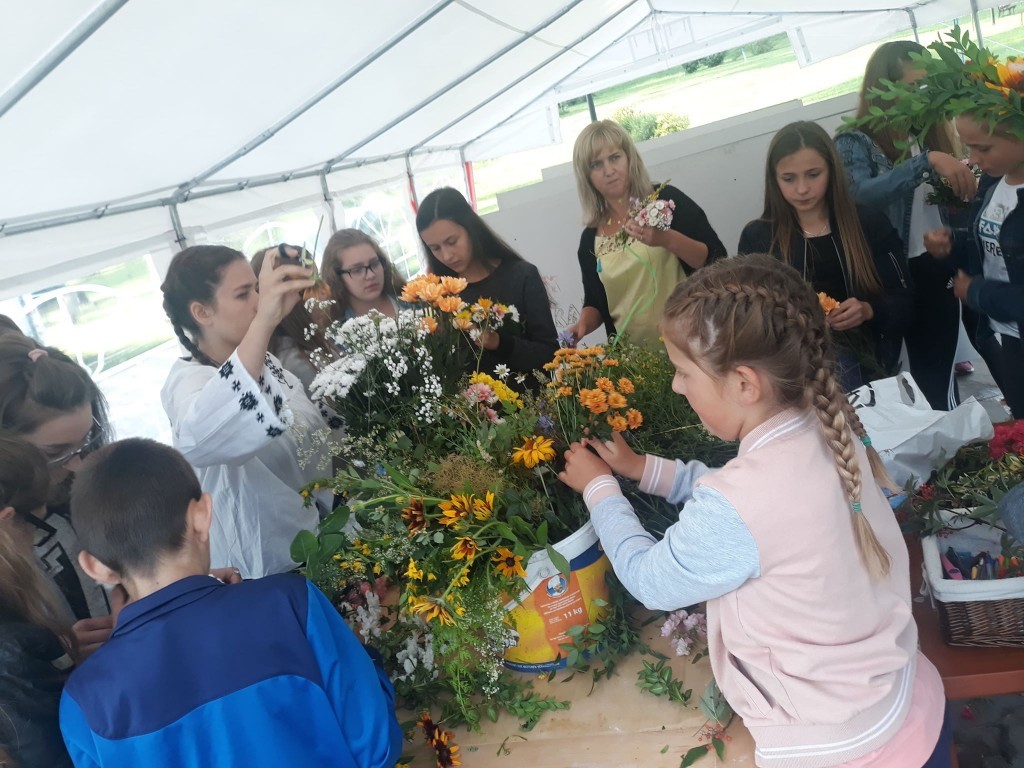 WIANKI W DWORZE KORZEŃSKIM