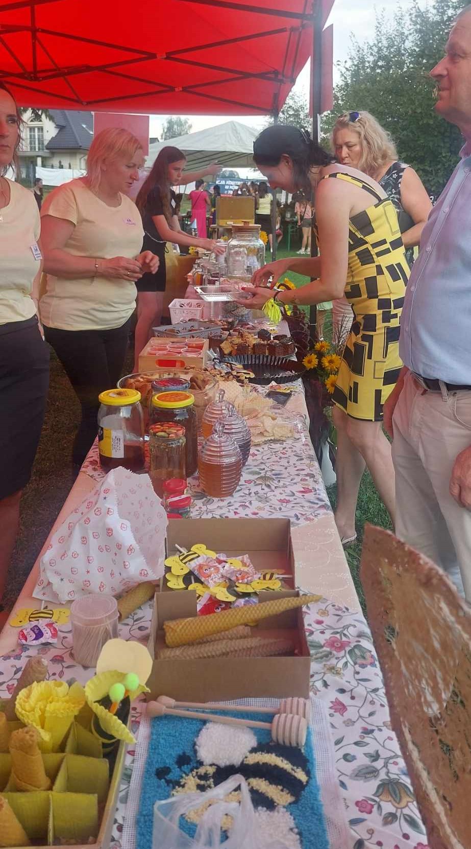 Piknik z pszczołą w tle